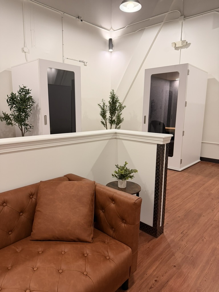 Focus Lounge seating area with multiple private pods